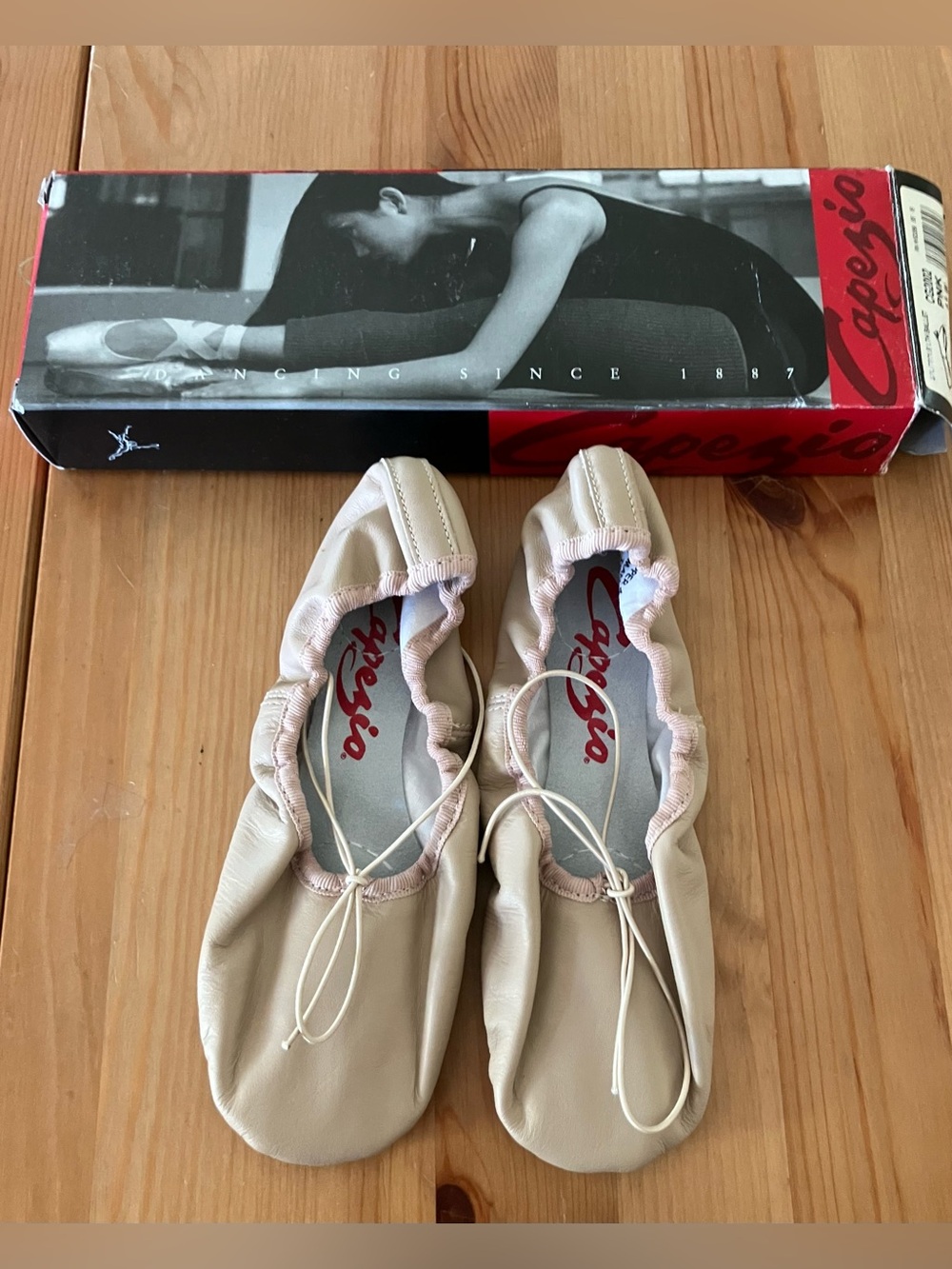 NEW Capezio Soft Beige Leather Ballet Flats Split Sole CG2002 Size 5.5W